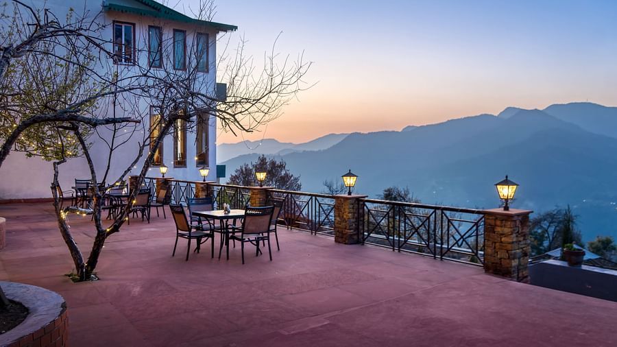 A beautiful outdoor terrace featuring comfortable seating, perfect for enjoying breathtaking mountain sunset views and the tranquil ambiance of the resort - Digantaa Resort in Mukteshwar