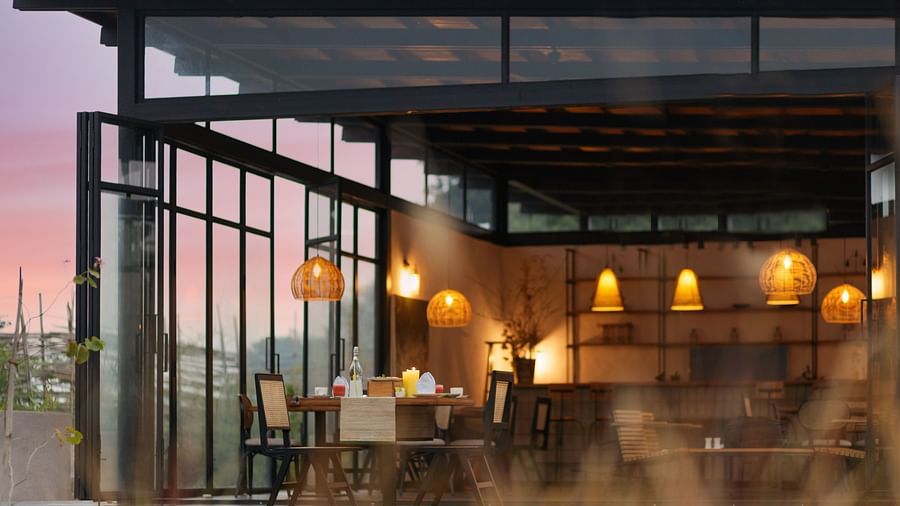 Den Dining 3