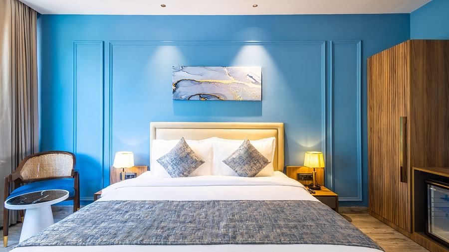 Front view of a bed with bedding in the bedroom | Renest Calangute, Goa