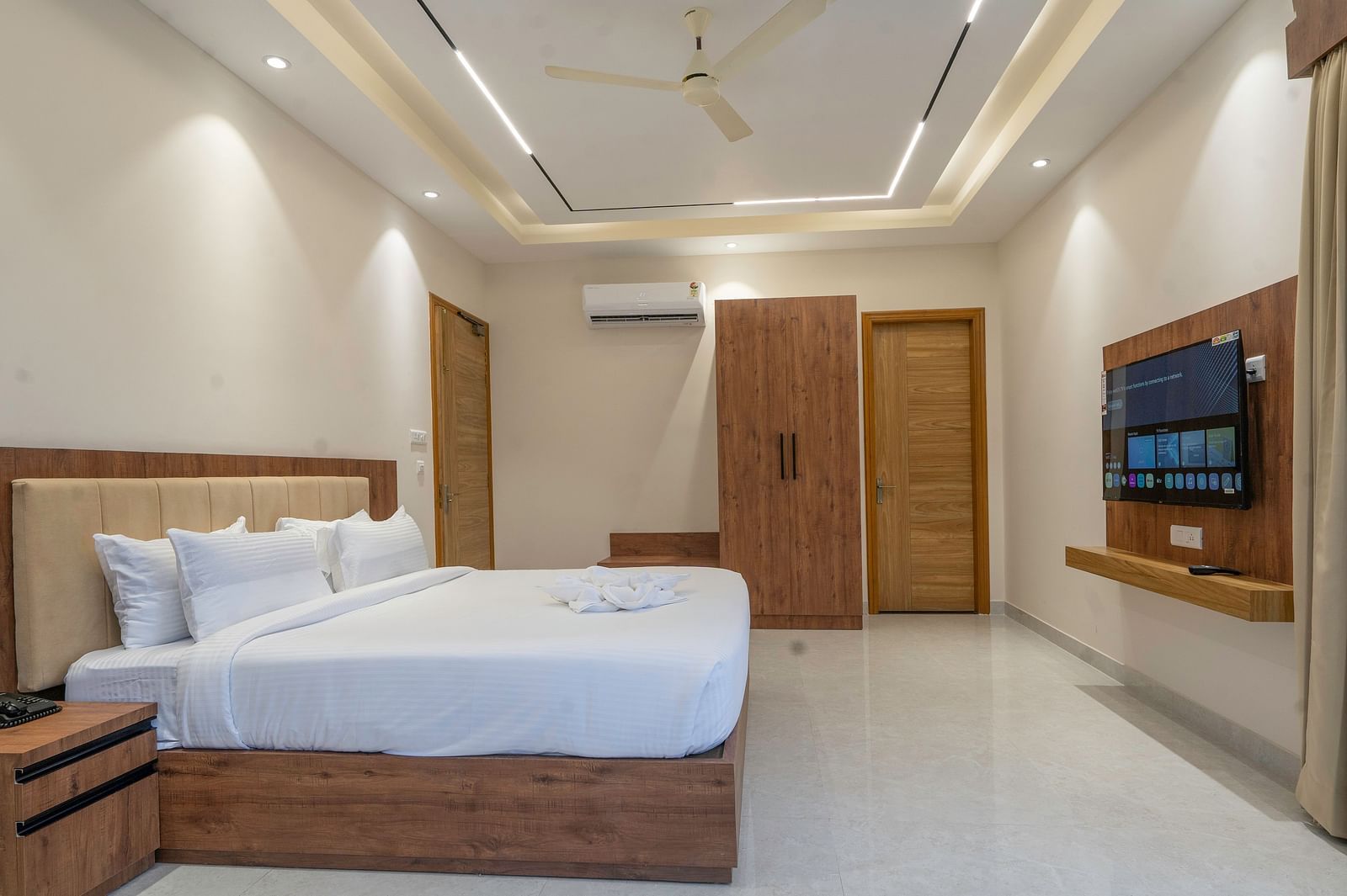 a double bed and television in the luxury room with bathtub at Corbett Four Seasons, Ramnagar