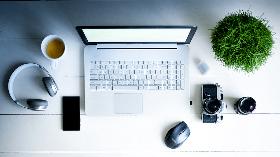 photography-of-laptop-computer-camera-smartphone-headphones-705164