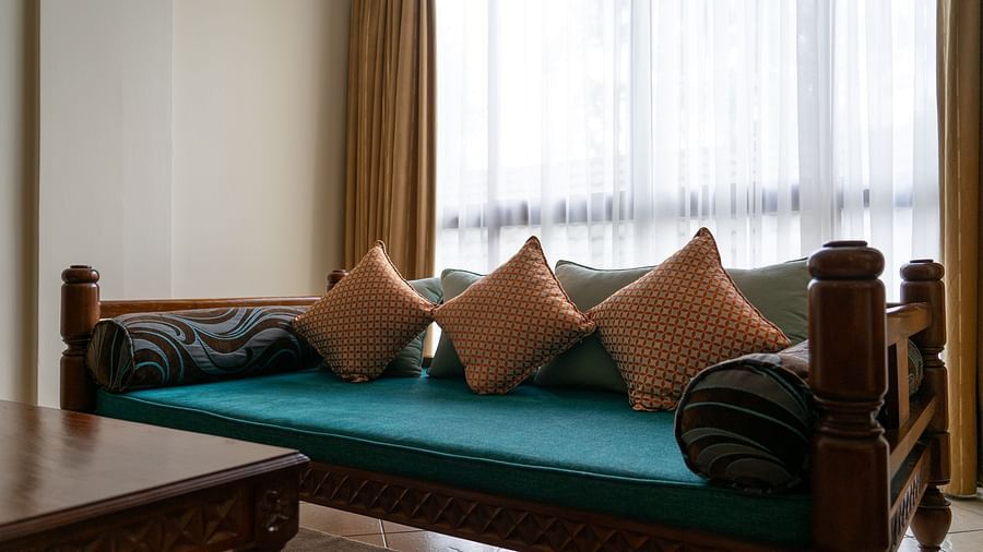JR SUITE QUEEN BED SITTING AREA