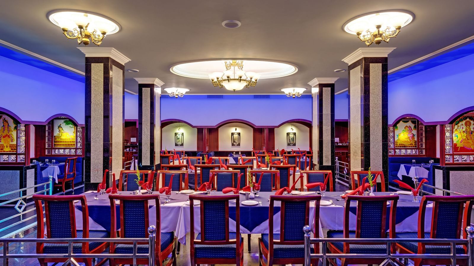 Blue themed restaurant at Dakshin Nakshatra, SRM Hotel, Trichy