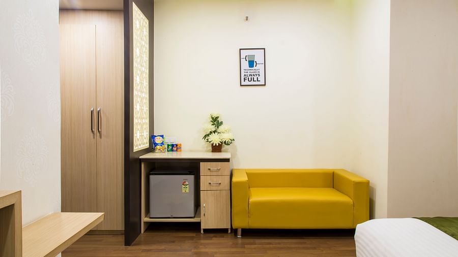 Onyx Suit Room 11
