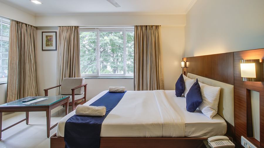 deluxe king room with window
