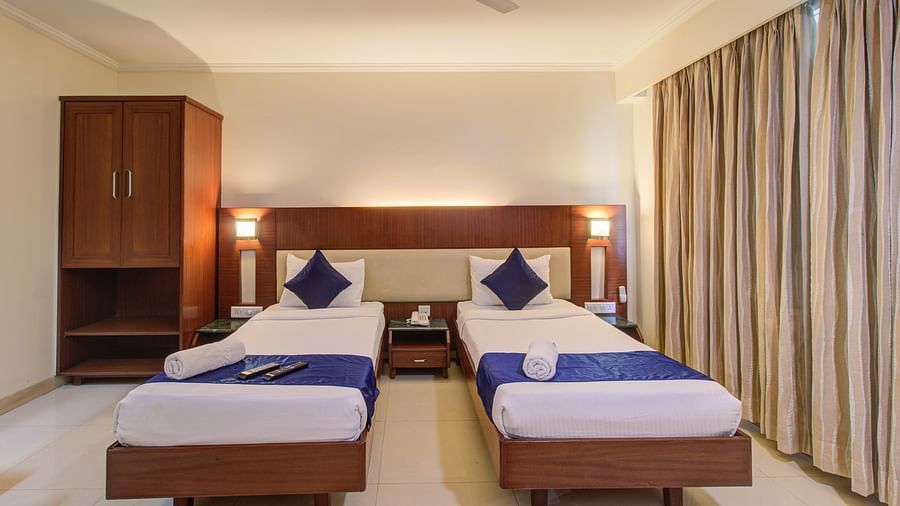 deluxe twin room and a cupboard in the corner