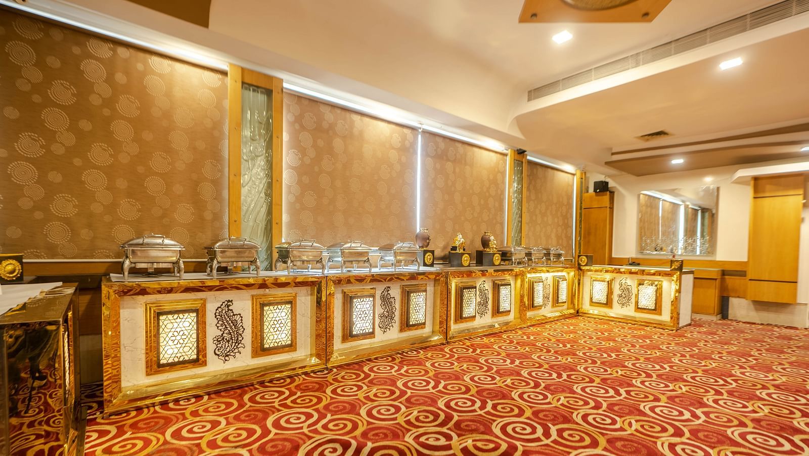 The buffet line in Royal Corner restaurant at Hotel Pai Viceroy Jayanagar