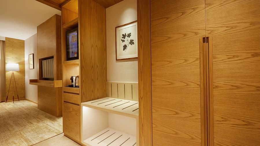 Premier Rooms in Chennai - Foyer Horizontal