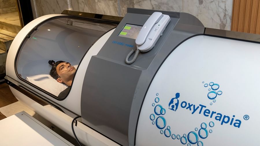 A person enjoying HOBT therapy at Cinqtuair Spa in New Delhi - The Claridges