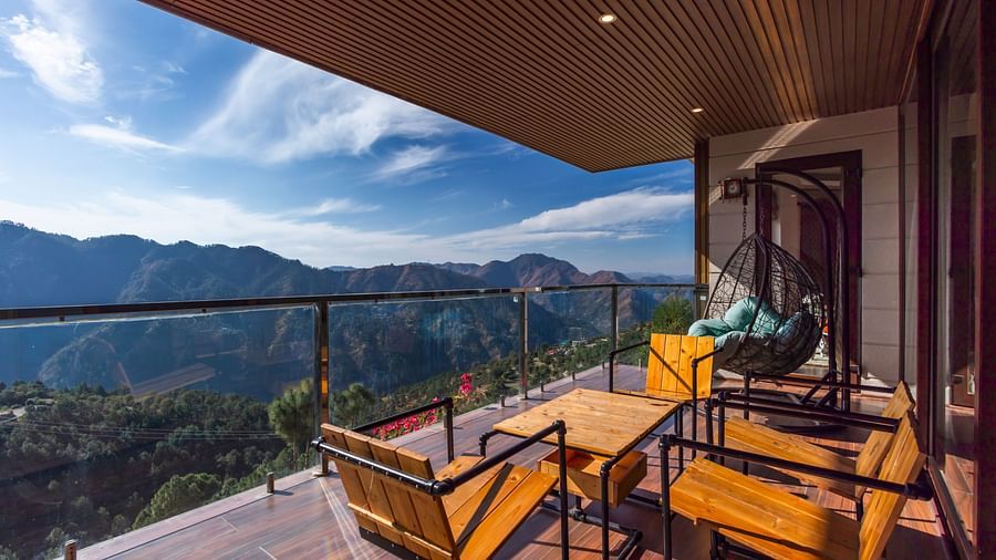 The Manor Shimla - The balcony with a serene view in the one bedroom apartment