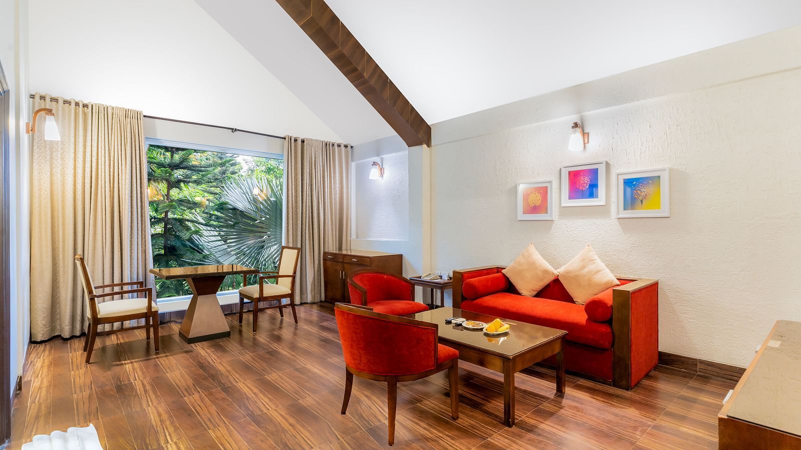 SUITE (LIVING ROOM)
