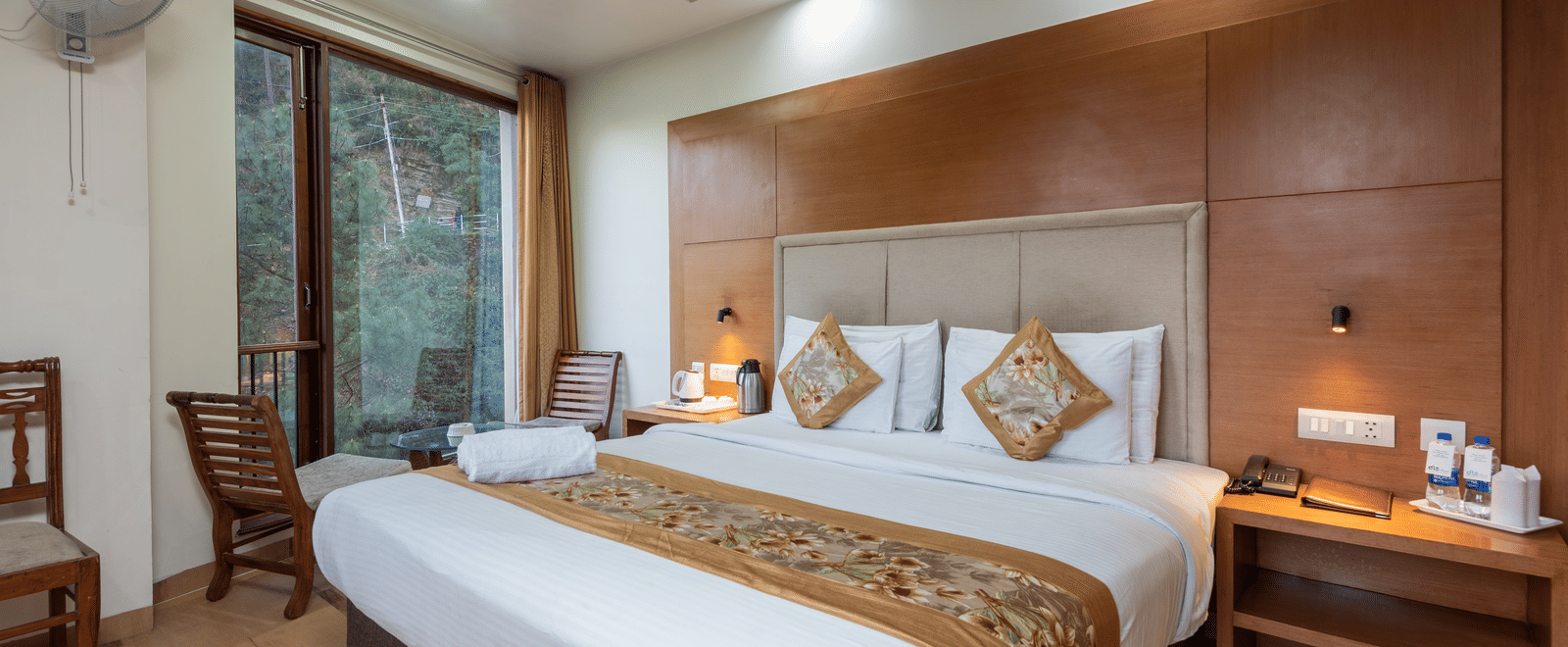 A bedroom featuring a king size bed and a table with tea & coffee make next to the bed at DLS Hotels The Rock Castle.