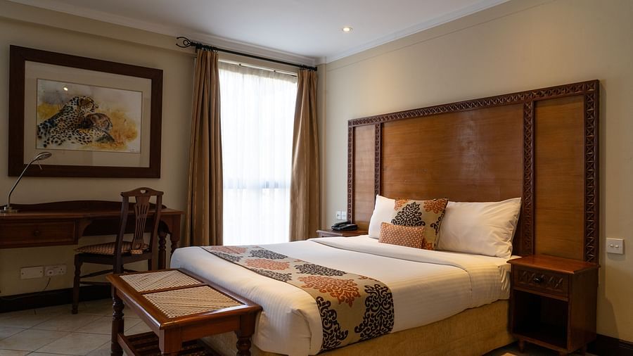 JR SUITE QUEEN BED 3