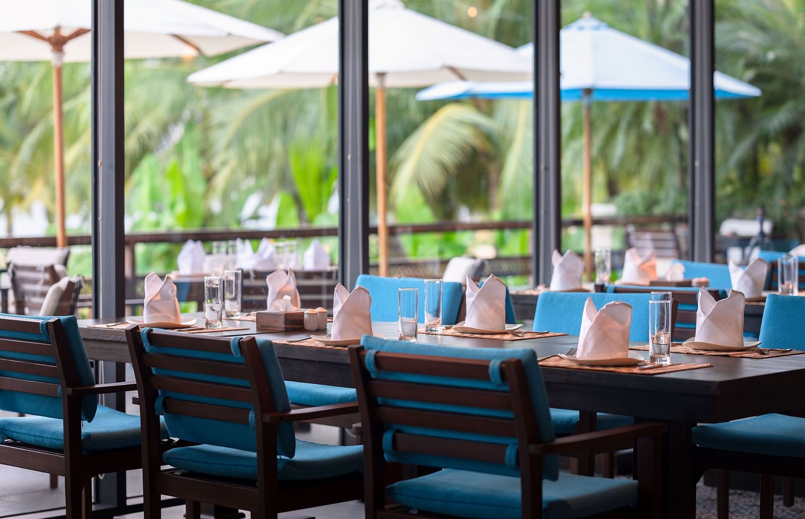 A sitting area with tables and chairs  - Alibu Resorts Nha Trang