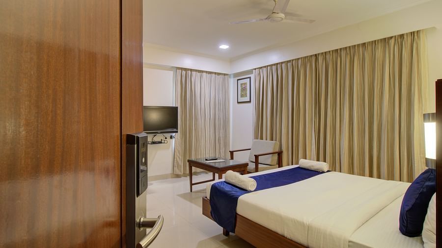 deluxe king room facing tv