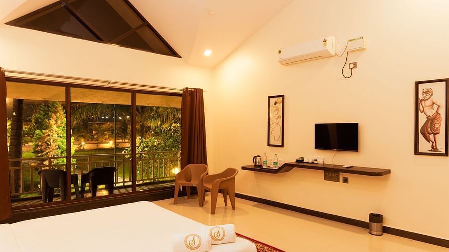 A double bed with tv opposite it inside the cottage - Mastiff Select Terrain