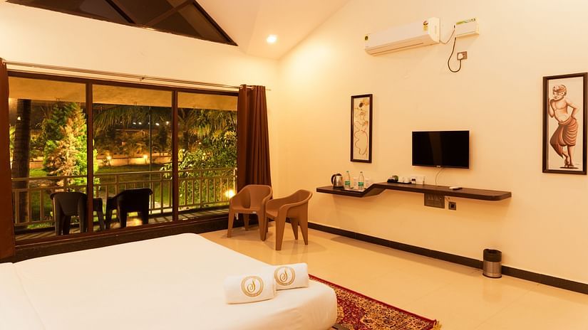A double bed with tv opposite it inside the cottage - Mastiff Select Terrain