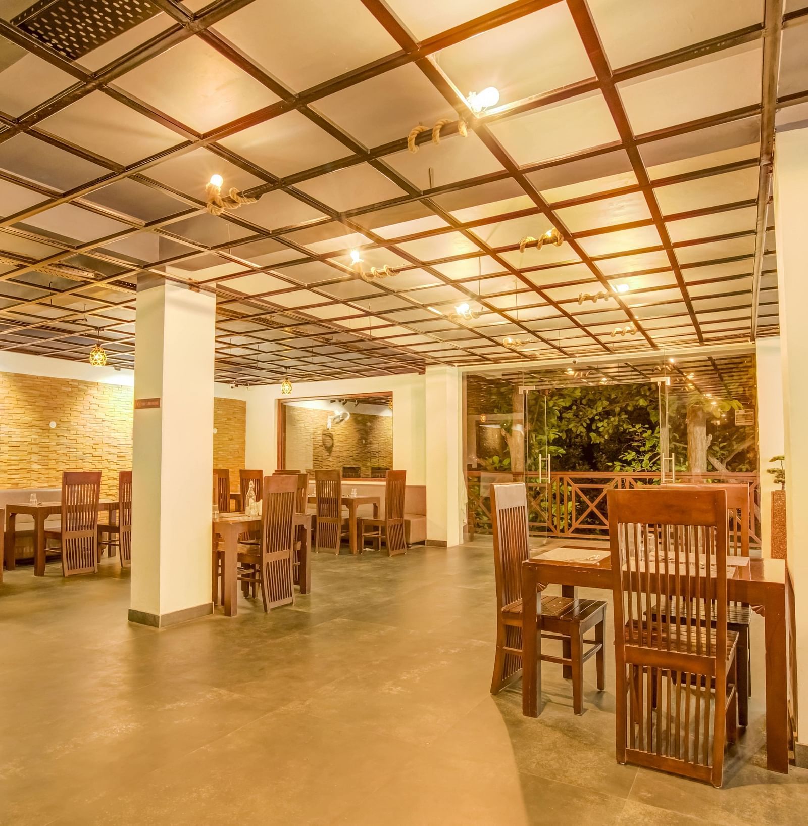 An image of a dinning area - Summit Jungle Resort, Lansdowne