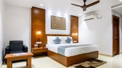 Premium Room featuring cosy bed and elegant interior design at Biznotel by Pride, Deoghar