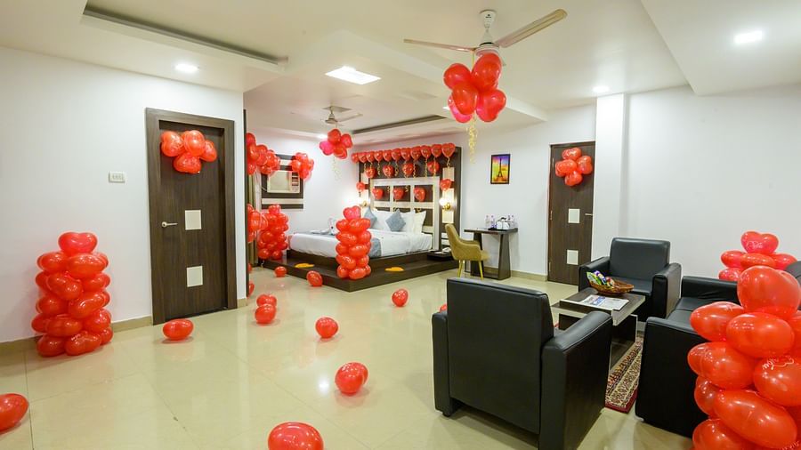 Spacious Suite Room with a cosy bed and corner sofa seating arrangements at Biznotel by Pride, Deoghar