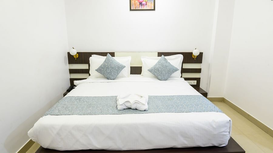 Front view of the Superior King Room featuring a cozy bed at Biznotel by Pride, Deoghar