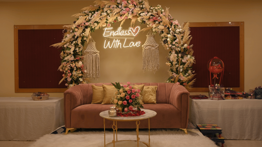 A cosy seating area decorated with flowers at the Synergy Square - Amantra Comfort Hotel