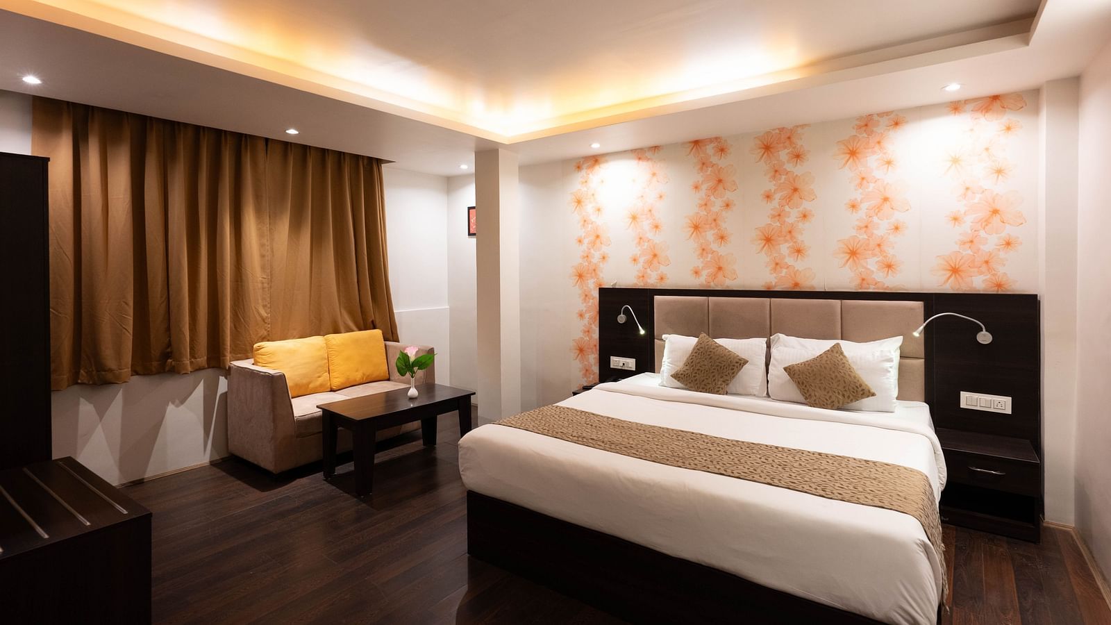 A bedroom featuring a sofa and wooden flooring at Avianna Hungry Jack, Gangtok.