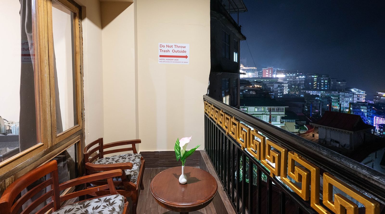 A balcony with chairs and a table at Avianna Hungry Jack, Gangtok.