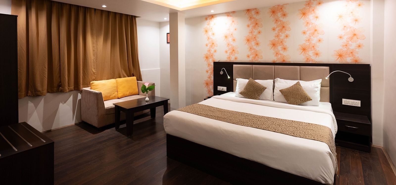 A bedroom featuring a sofa and wooden flooring at Avianna Hungry Jack, Gangtok.