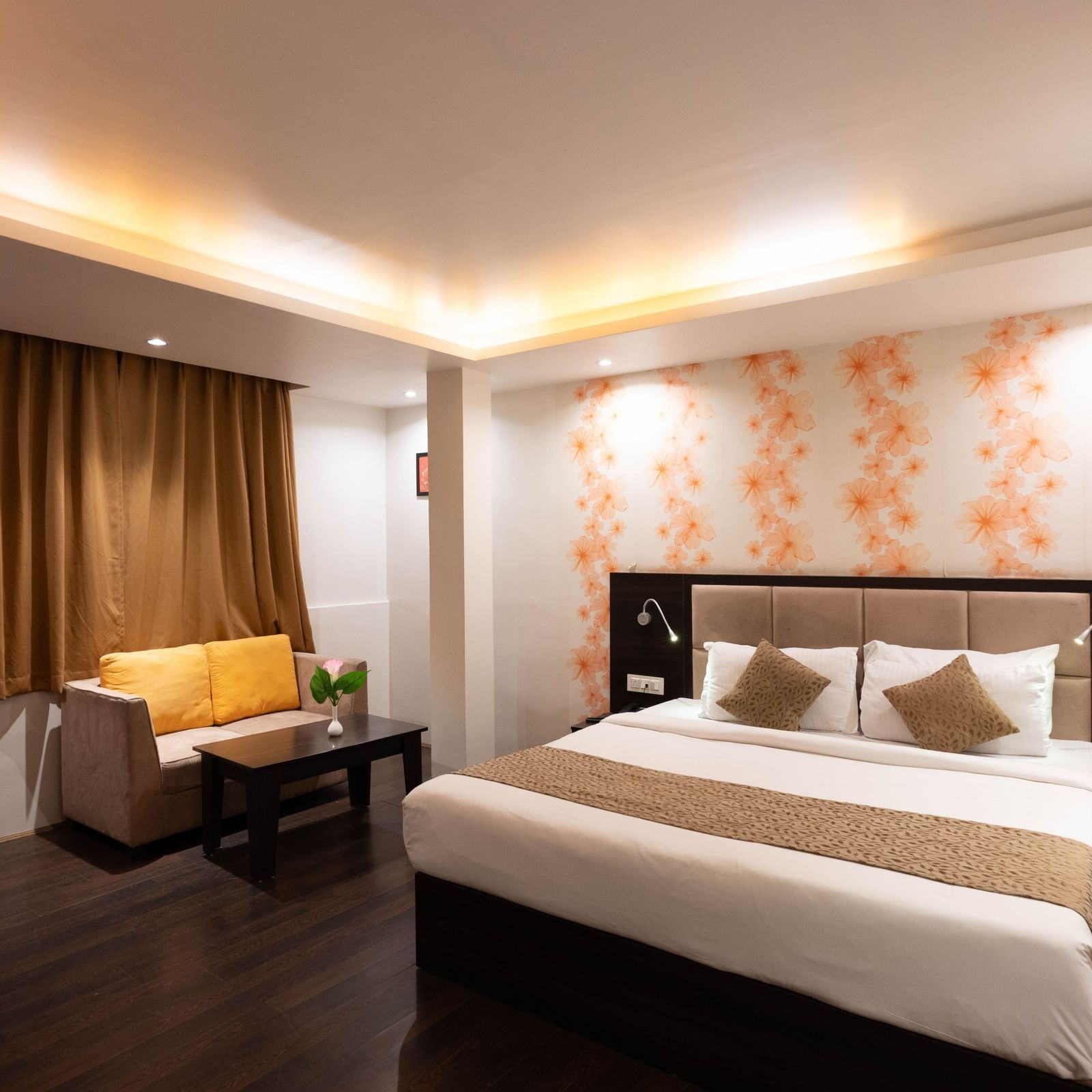 A bedroom featuring a sofa and wooden flooring at Avianna Hungry Jack, Gangtok.