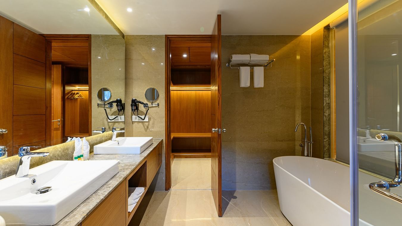 The interiors of a bathroom of one of the rooms in Pushkar at our 5-star resort 52