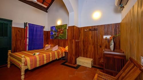 Arikure room with single bed and arm chair 