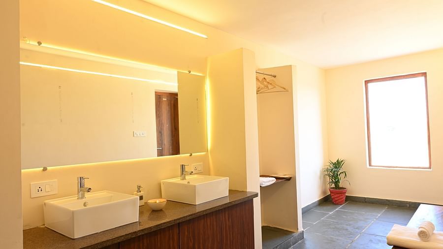 Clarks Safari Jawai - the wash basin of the bathroom of the cottage room in Jawai