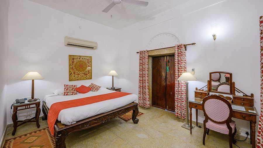 Deo Bagh - 17th Century, Gwalior - view of the king size bed and a work station at the Dhanur Mahal - Naubagh / Garden View