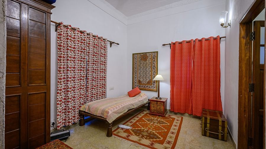 Deo Bagh - 17th Century, Gwalior - a single bed offered at Dhanur Mahal - Naubagh / Garden View