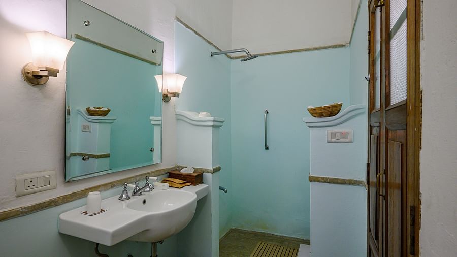 Deo Bagh - 17th Century, Gwalior - the wash basin of the Dhanur Mahal - Naubagh / Garden View washroom