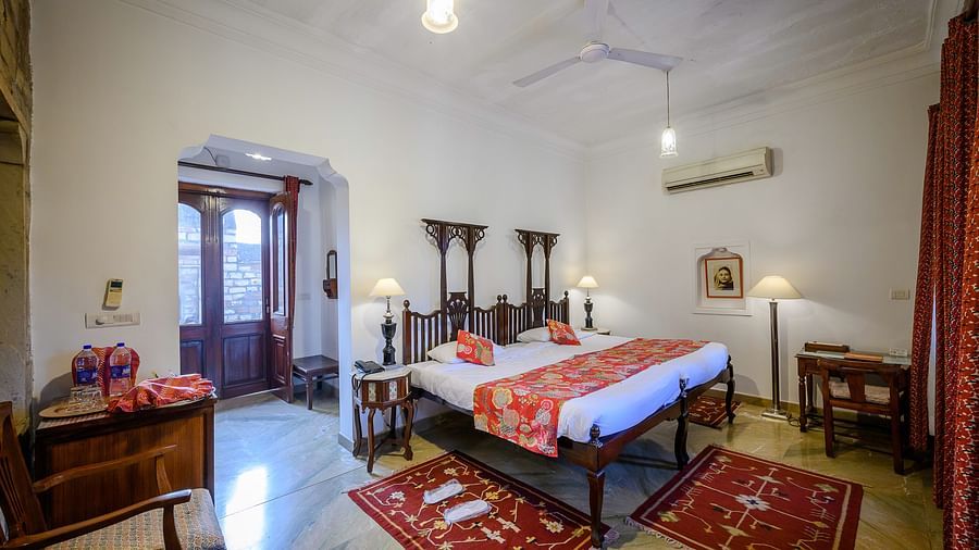 Deo Bagh - 17th Century, Gwalior - twin sharing beds kept side by side at Dhriv Vilas room 1