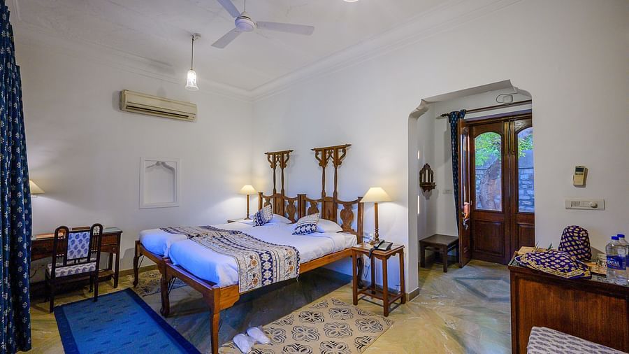 Deo Bagh - 17th Century, Gwalior - a king size bed offered at the Jai Vilas - Naubagh / Garden View room in Gwalior