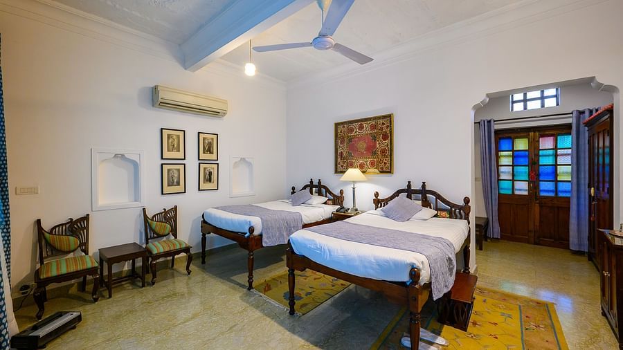 Deo Bagh - 17th Century, Gwalior - twin sharing beds offered at the Madhav Mahal - Naubagh / Garden View room in Gwalior 1