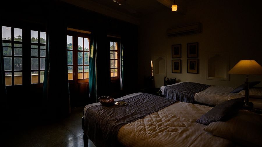 Deo Bagh - 17th Century, Gwalior - twin sharing beds facing the window at the Madhav Mahal - Naubagh / Garden View room in Gwalior