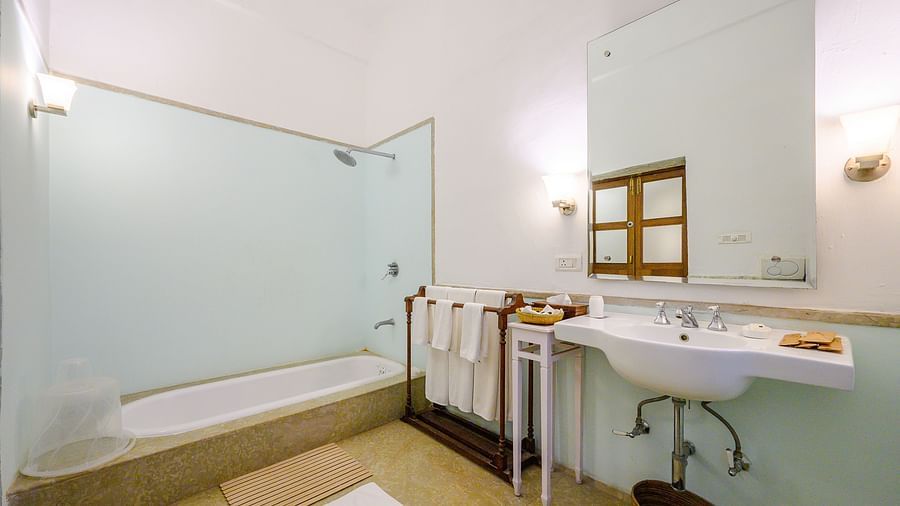 Deo Bagh - 17th Century, Gwalior - the bathtub and the wash basin of the Mohini Mahal - Naubagh / Garden View bathroom