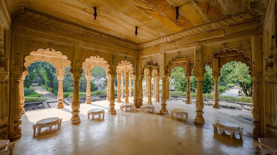 Deo Bagh - 17th Century, Gwalior - outdoor seating spaces at the arch-shaped hallway at the Gwalior resort