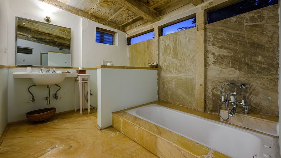 Deo Bagh - 17th Century, Gwalior - the lavish washroom with a wash basin and a bathtub at the Rohini Raja Mahal bathroom