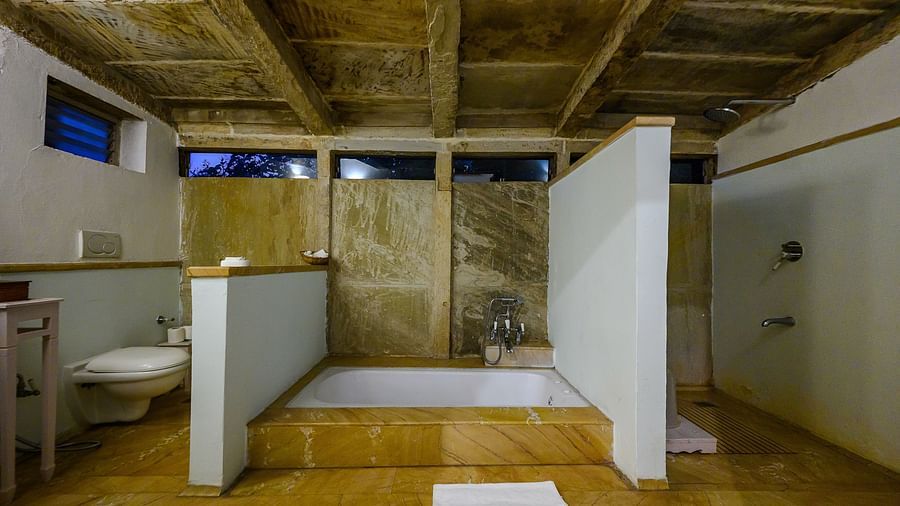 Deo Bagh - 17th Century, Gwalior - the bathtub offered by the bathroom of Rohini Raja Mahal room in Gwalior