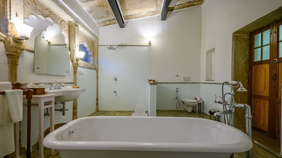 Deo Bagh - 17th Century, Gwalior - the view of the bathtub in the washroom of Sakhya Raja Mahal - Naubagh / Garden View room in Gwalior