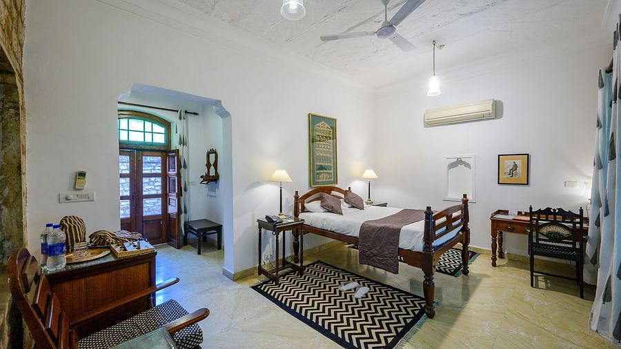  Deo Bagh - 17th Century, Gwalior - the king size bed offered at the Samarjit Vilas - Naubagh / Garden View room in Gwalior
