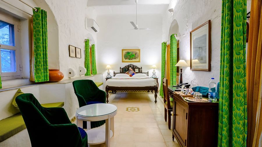 Hill Fort Kesroli 14th Century Alwar - interior view of the Hariyal Mahal - Countryside View room with a queen size bed and other seating options