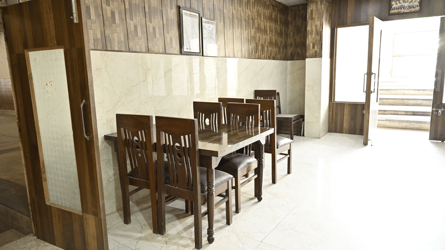  Tables and chairs arranged in dining area entrance - Hotel Goverdhan, Agra