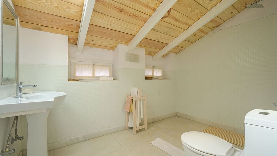 An overview of a bathroom inside one of the rooms - Ramgarh Bungalows, Nainital.