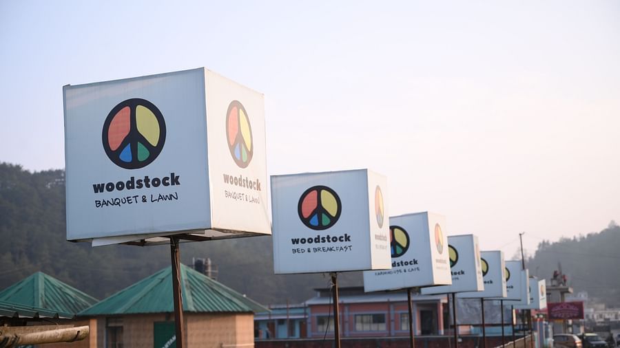 Multiple signs for Woodstock Farmhouse and Café